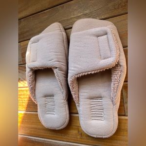 NWOT Lunya Womens Terrycloth Cotton Slippers Beige Tan S (MSRP $98)